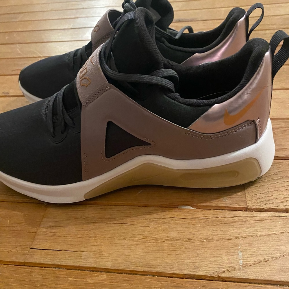 Women’s Nike Airmax size 8 1/2 brand new in box.
